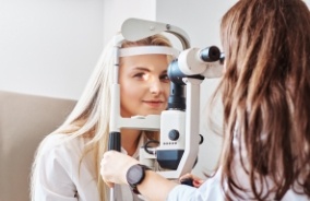 Optometrist using refraction tool to determine exact lens prescription