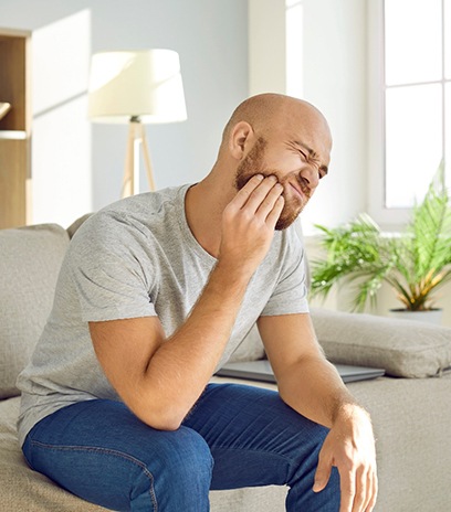 man with jaw pain 